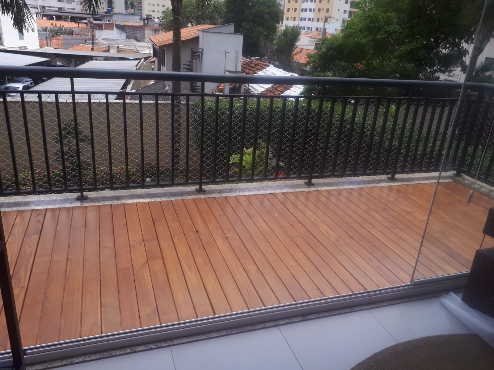 Deck Pinus Instalado no formato de módulos, madeira pigmentada tom cumaru